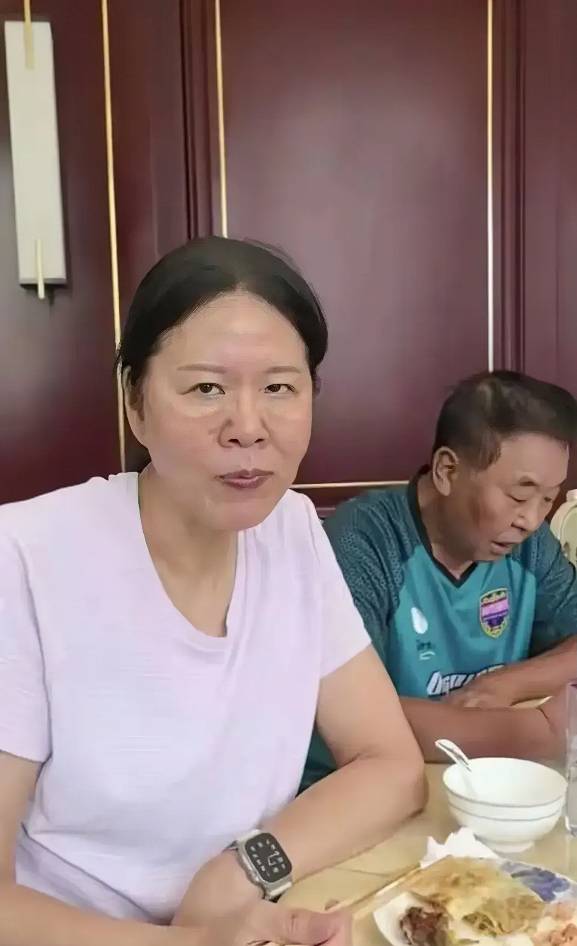 素颜的郎平让人几乎难以辨认尽管她在医美之路上遭遇了挫折但面对