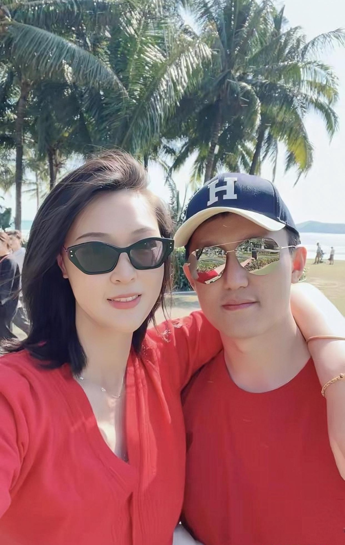 这美女出身不凡,其父领航上市企业,而她携手的那位