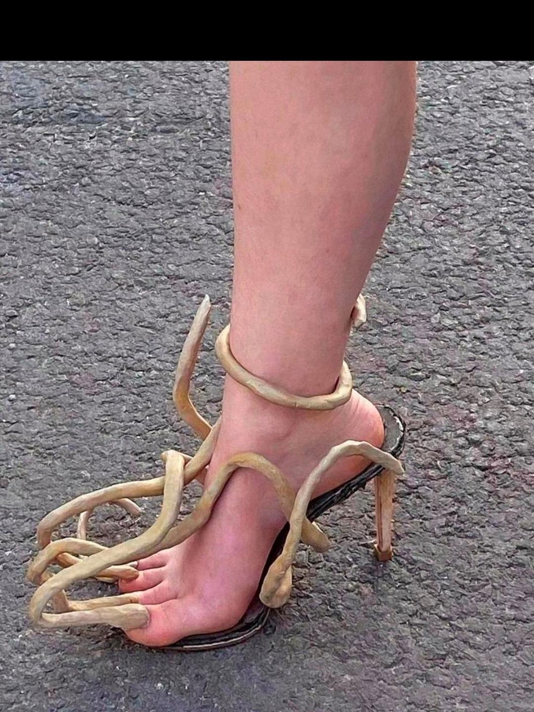 真是让人目瞪口呆.看来看去,这脚奇特得让人觉得以后鞋都不用买了