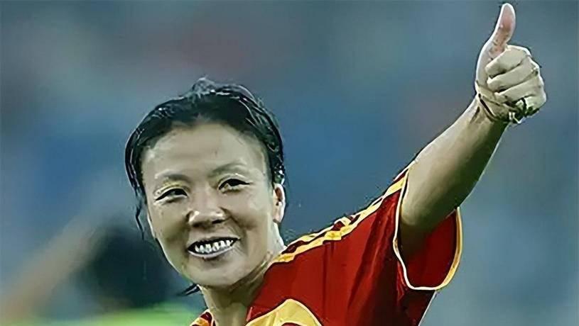 前女足国脚张欧影在美国去世:临终前,老公为其穿上7号球衣