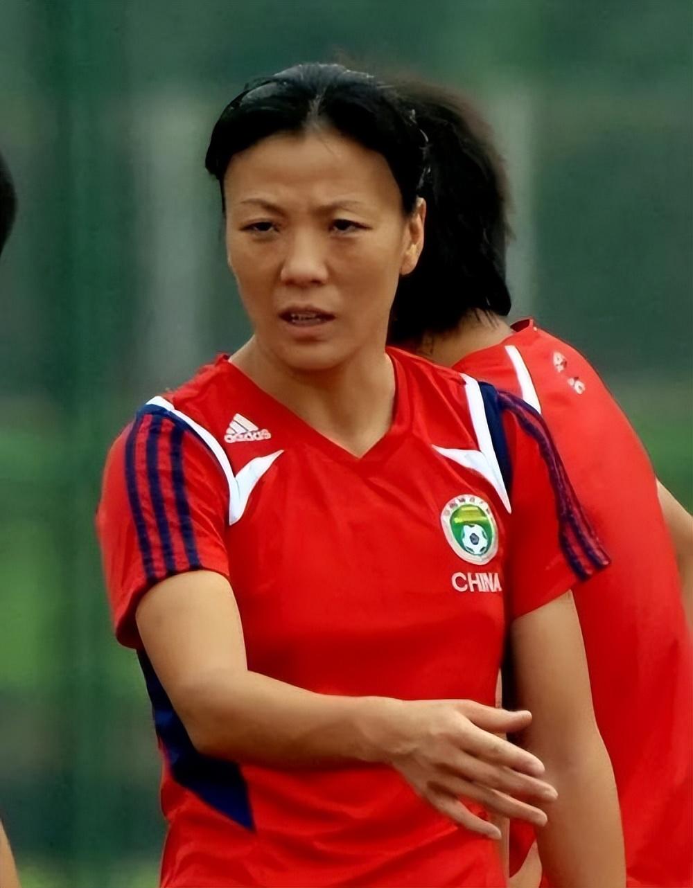 前女足国脚张欧影在美国去世:临终前,老公为其穿上7号球衣