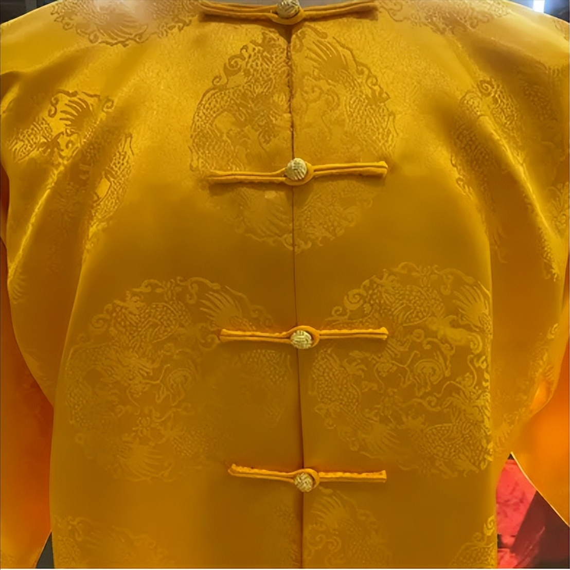 皇帝到一老妇家借宿,老妇怒斥:这里你不能坐!皇帝:赏黄马褂!