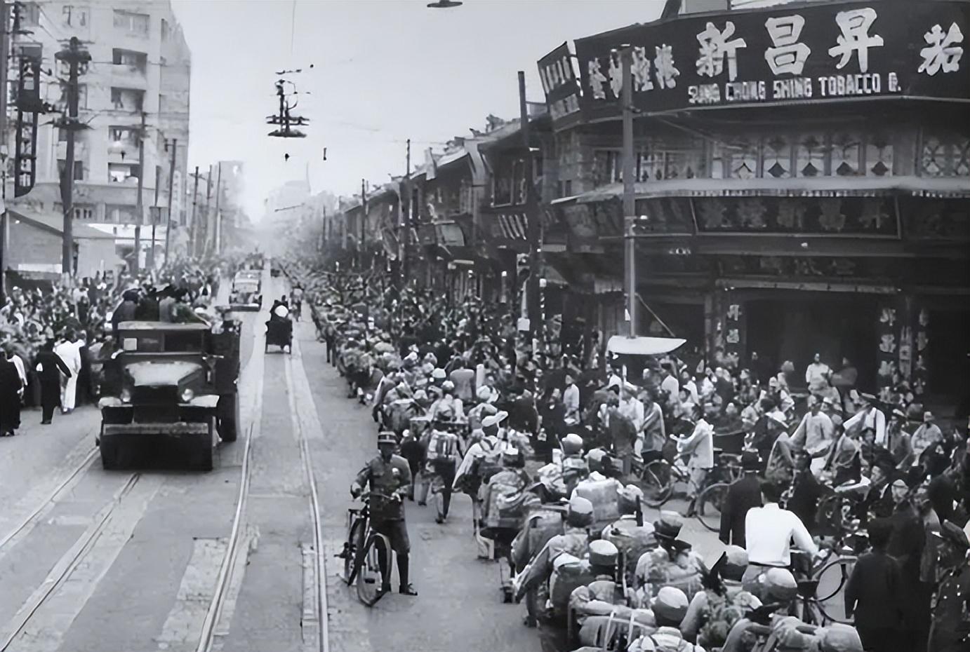 1949年上海解放,入城仪式遭外国人拦路,陈毅大怒:把人抓起来!