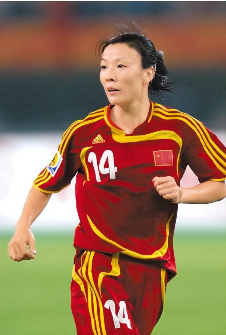 前女足国脚张欧影在美国去世:临终前,老公为其穿上7号球衣