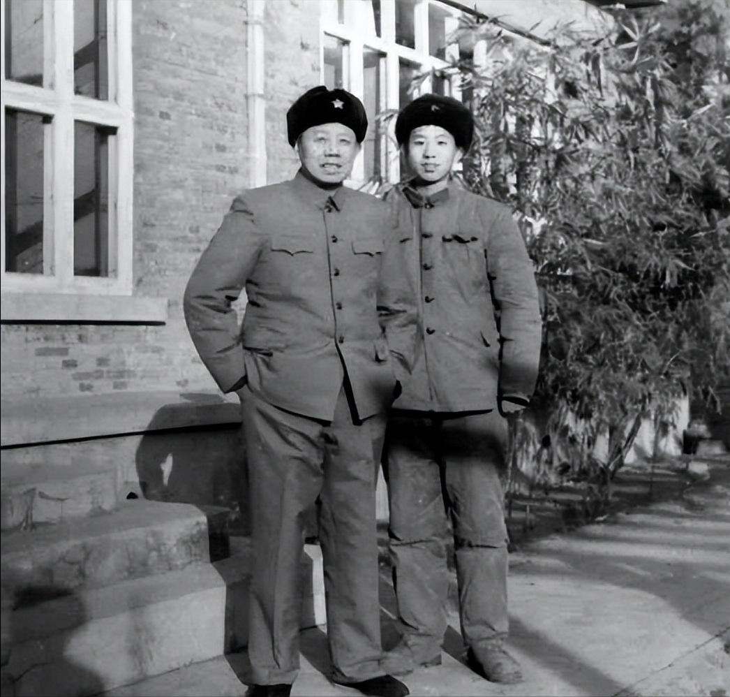 可是,就在这次会议上,海军副司令员,开国上将王宏坤,竟然和副总参谋