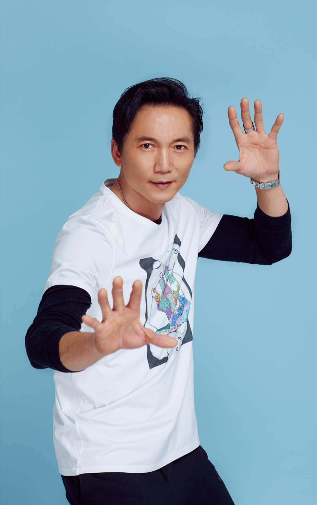 谁能想到,那个在《黑客帝国》里帅气十足的功夫高手,竟然有着这么不