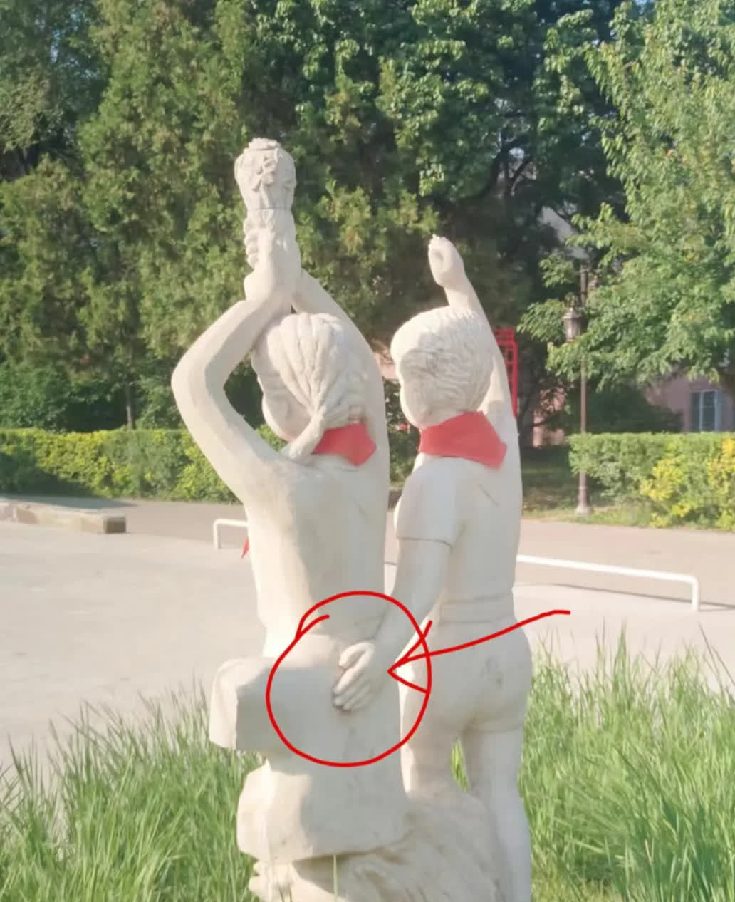 今天去儿童公园,看到了一个雕塑,两位带着红领巾的祖国花朵