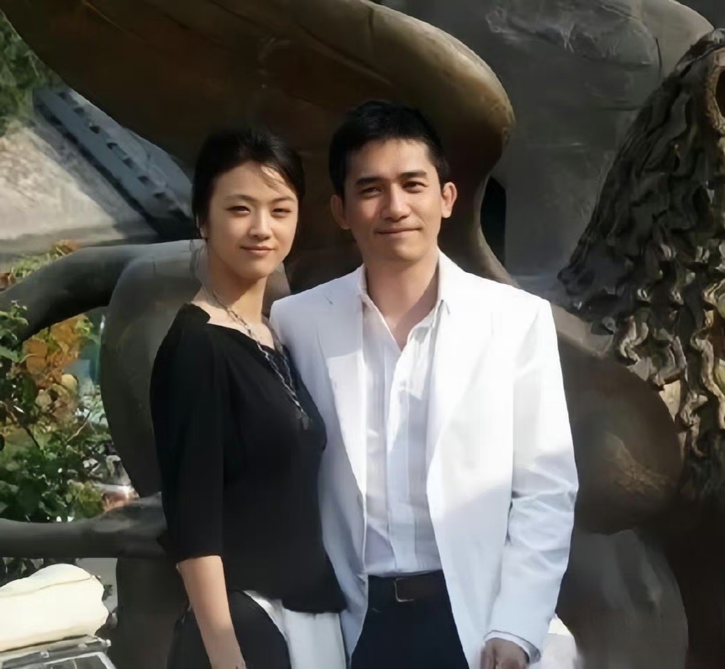 看了这张梁朝伟和汤唯的合影,才知道什么叫做真正的郎才女貌,那种深入