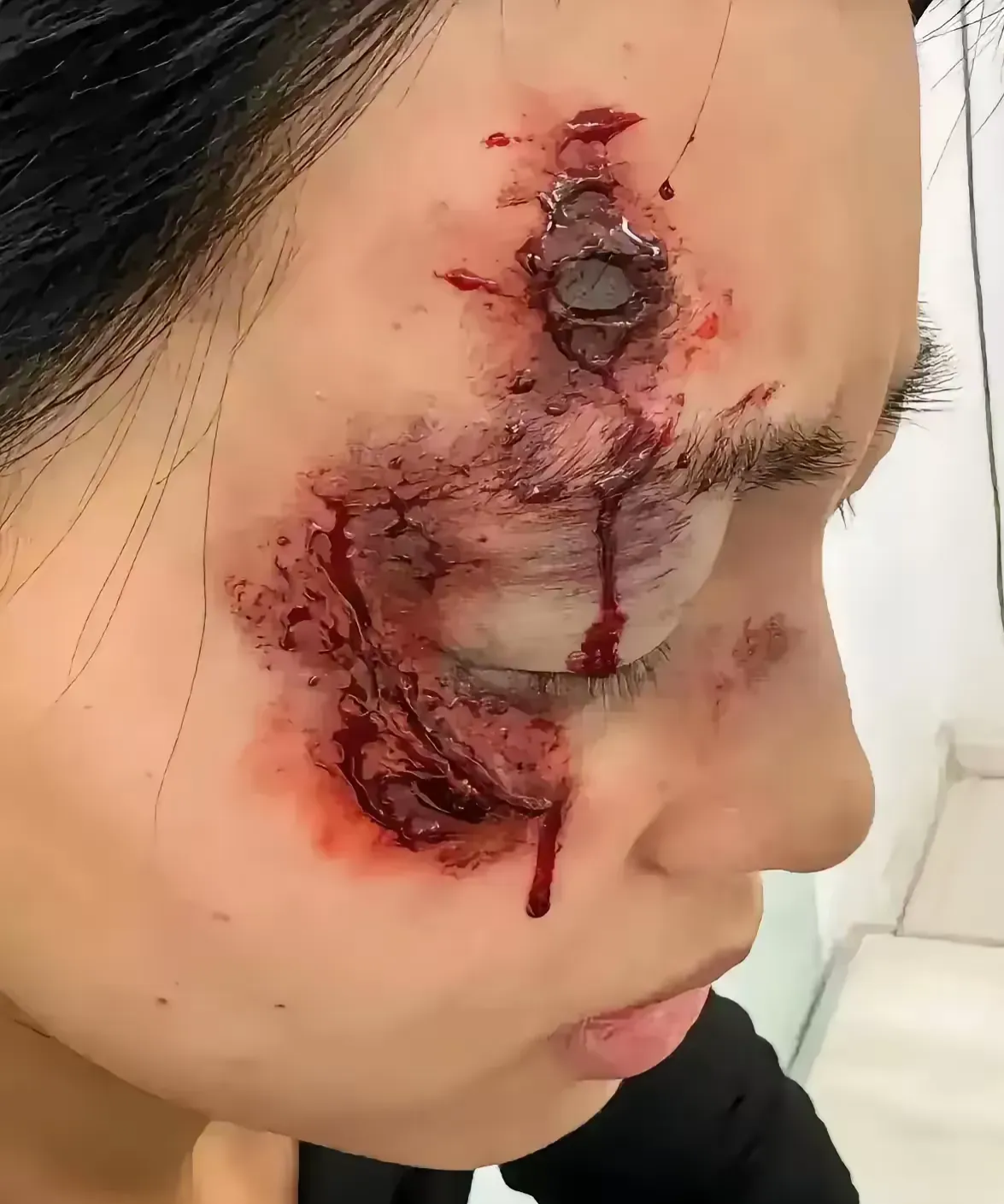 当外卖小哥因天气原因未能及时送达时,女子的耐心瞬间用尽,对小哥展开