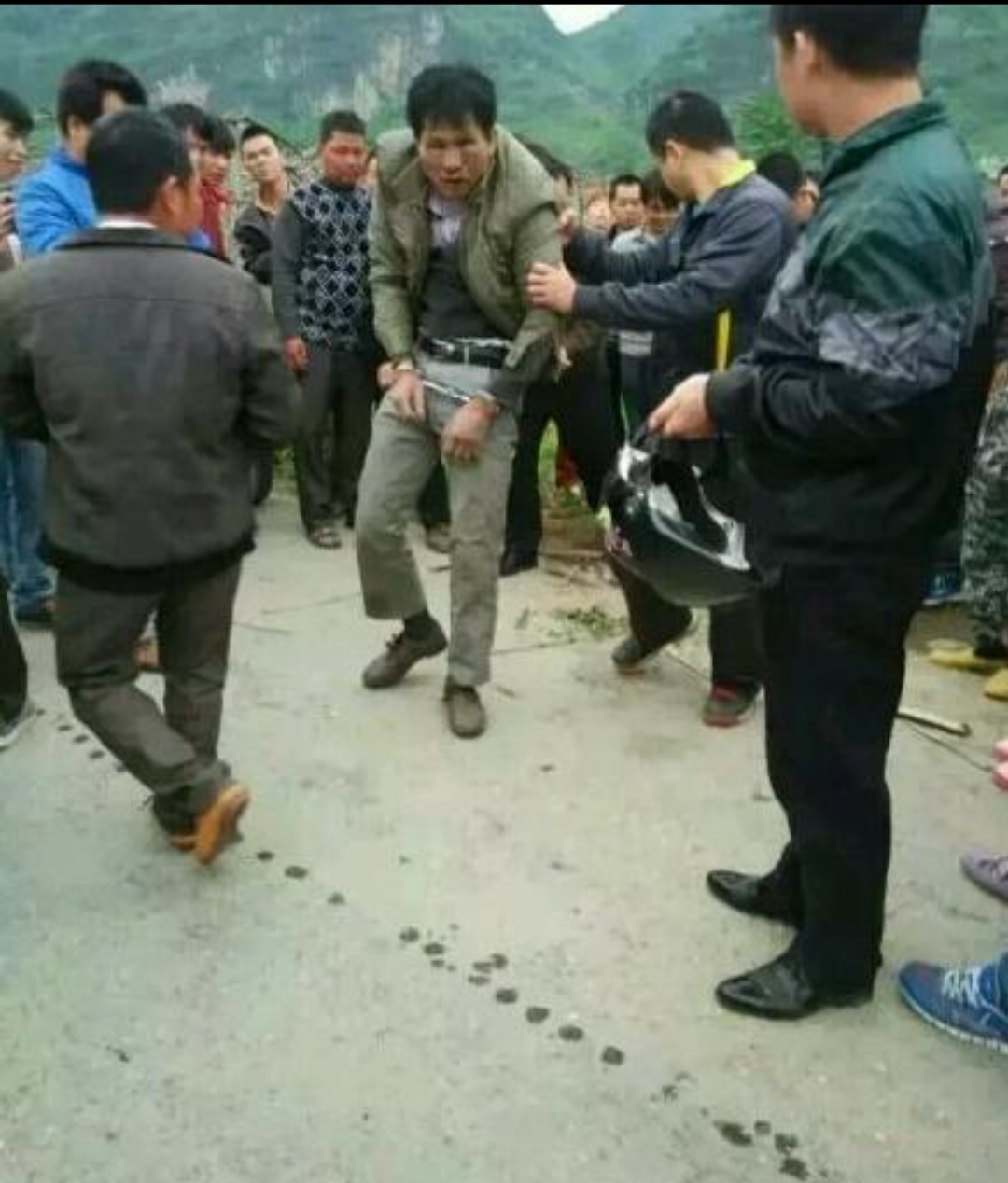 被抓住后,我一位叔叔辈的人一拳把他的一只眼睛打瞎了.当时村里人