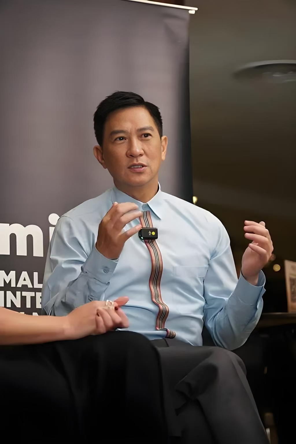 昨晚的电影首映礼上,张家辉和关咏荷再次携手亮相,闪瞎了众人的眼.