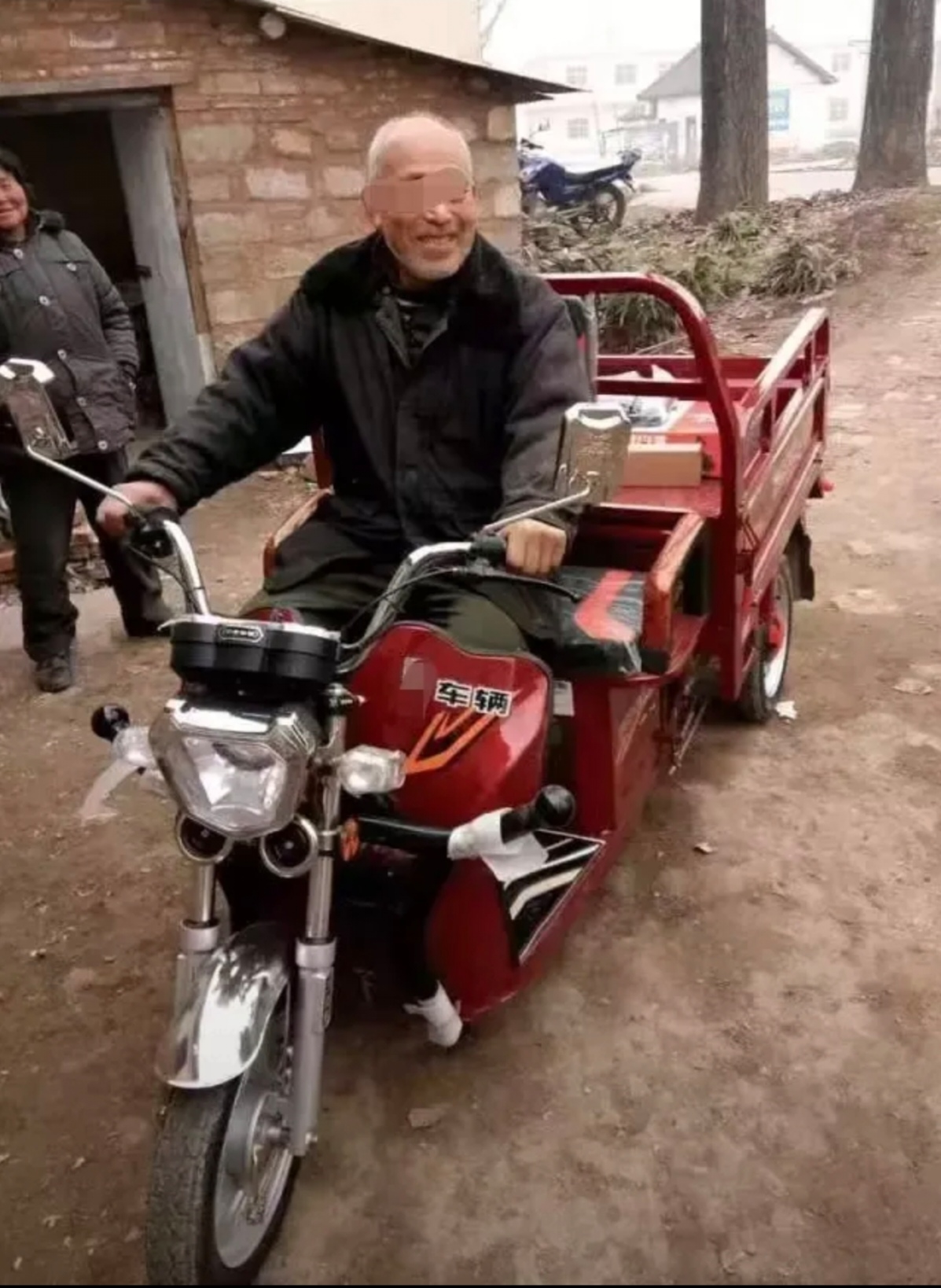 然而,他的目光却被陆续经过的三轮车吸引,这些车上都载着几袋化肥