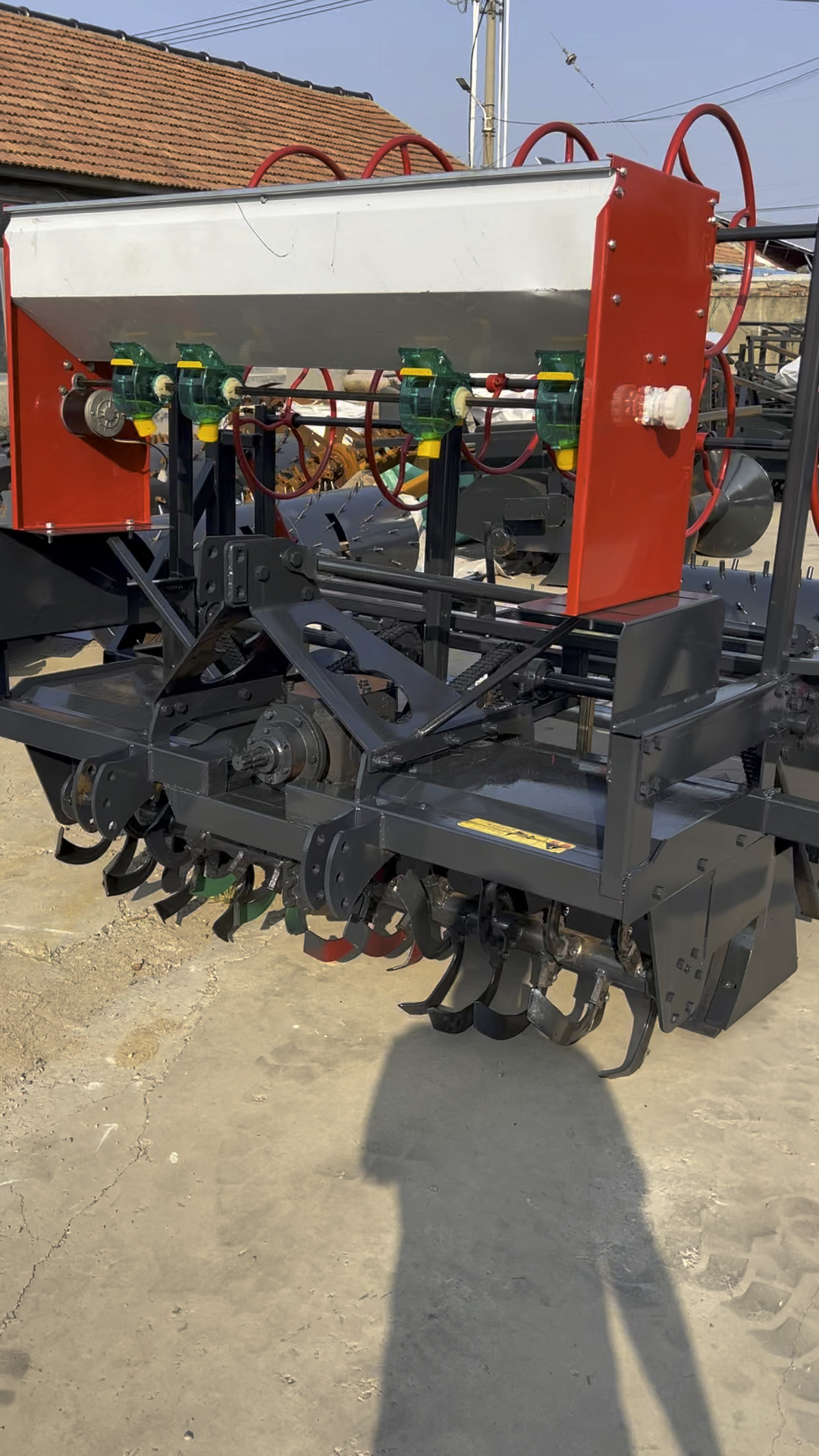 大蒜洋葱旋耕起垄覆膜打孔一体机,一台机器多个功能,省工省力