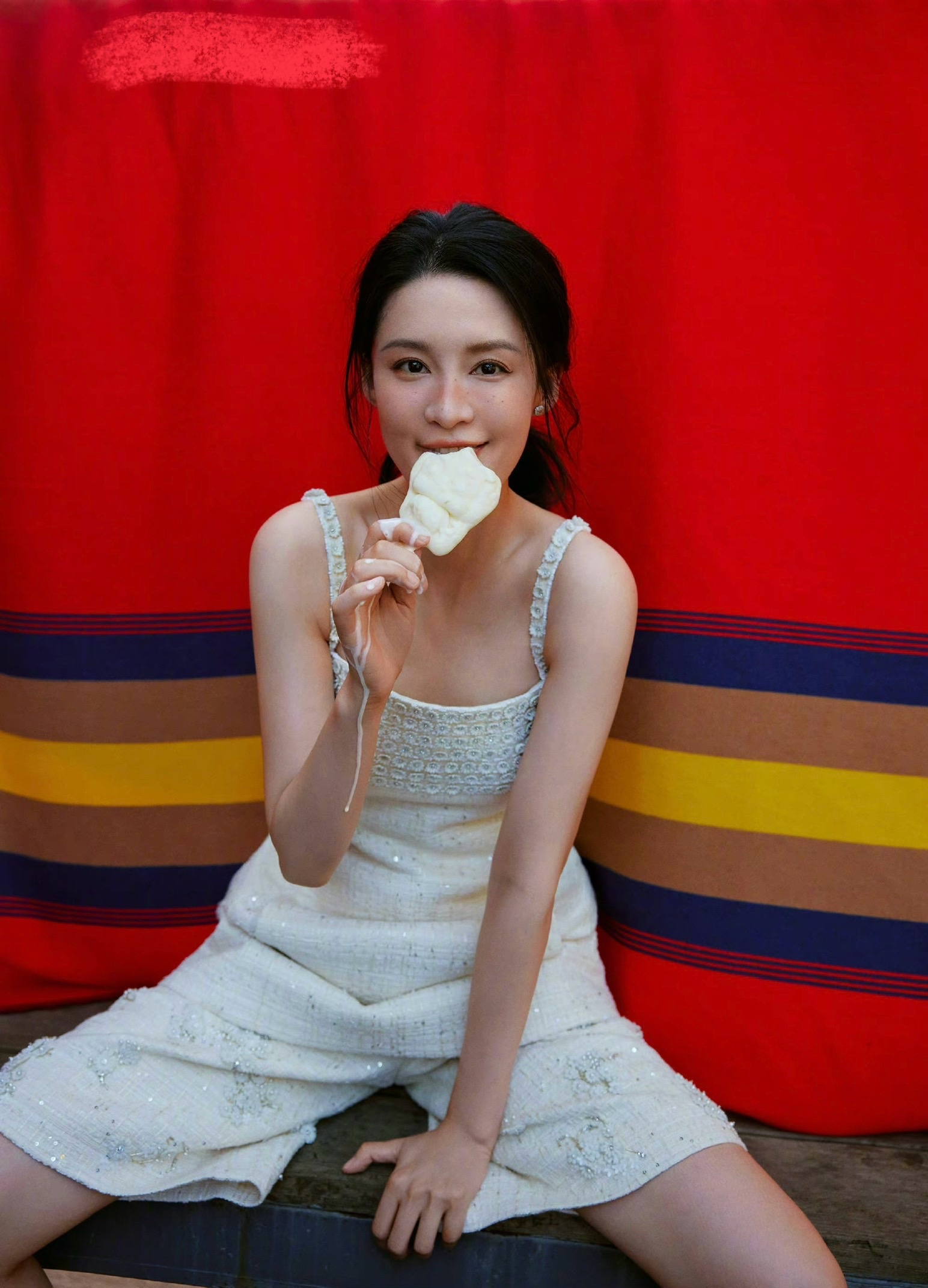 李沁手里的雪糕不快点吃都融化了,看着好着急