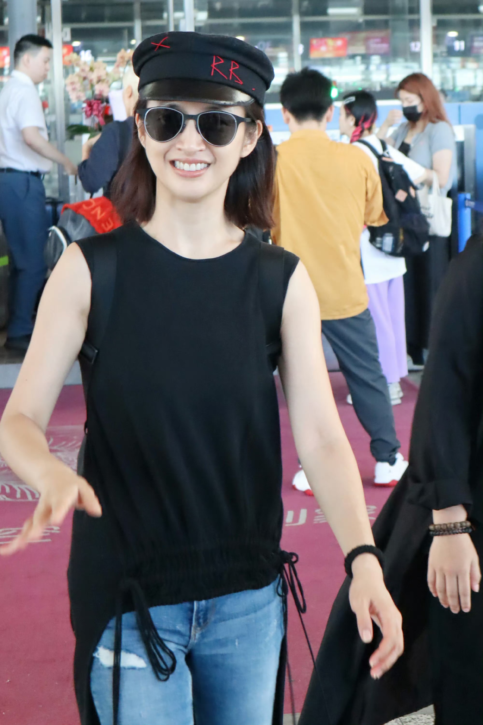 林依晨录制恋综机场上班图,素颜状态超好,传说中的少女肌,笑容也超级