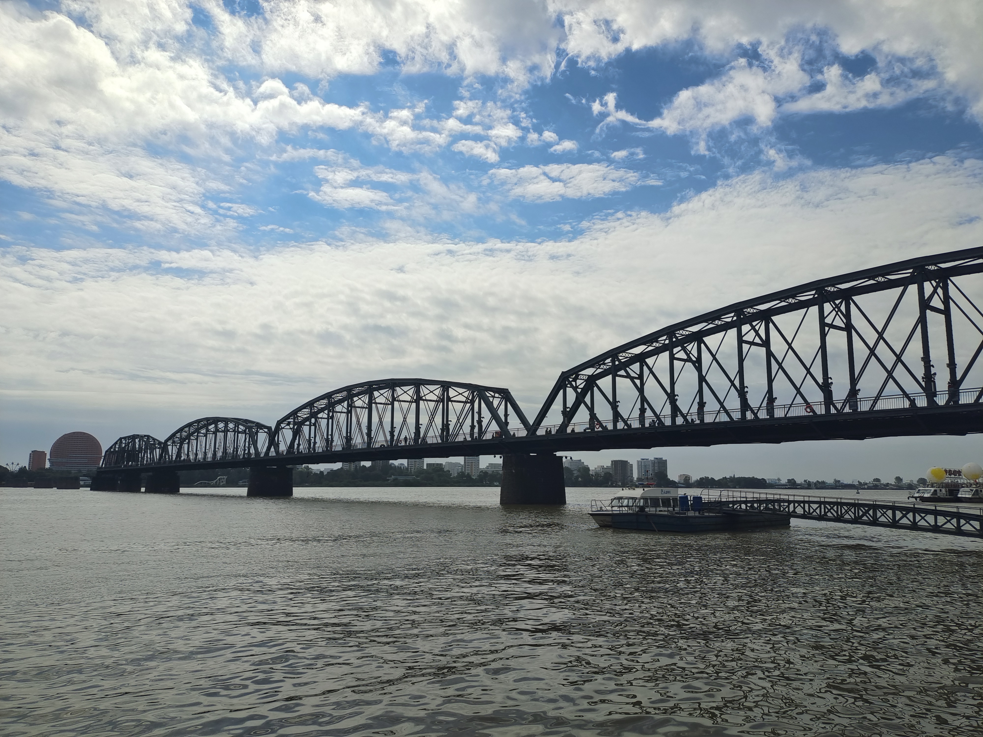 辽宁丹东一座沿海沿边沿江的城市,鸭绿江滔滔江水,江上断桥见证历史