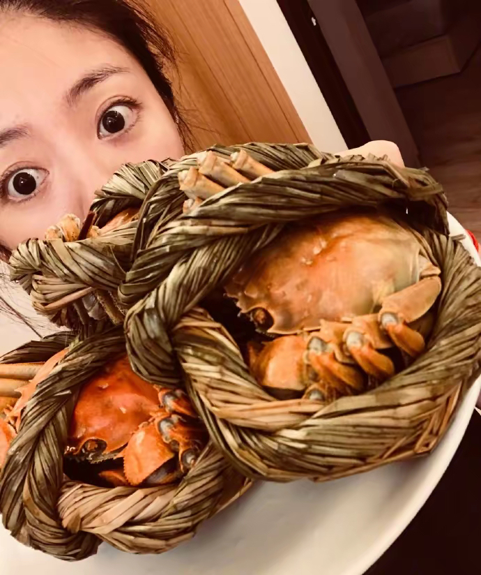 以前她进组拍戏都会将大闸蟹塞满酒店冰箱,这样她就能随时能解馋
