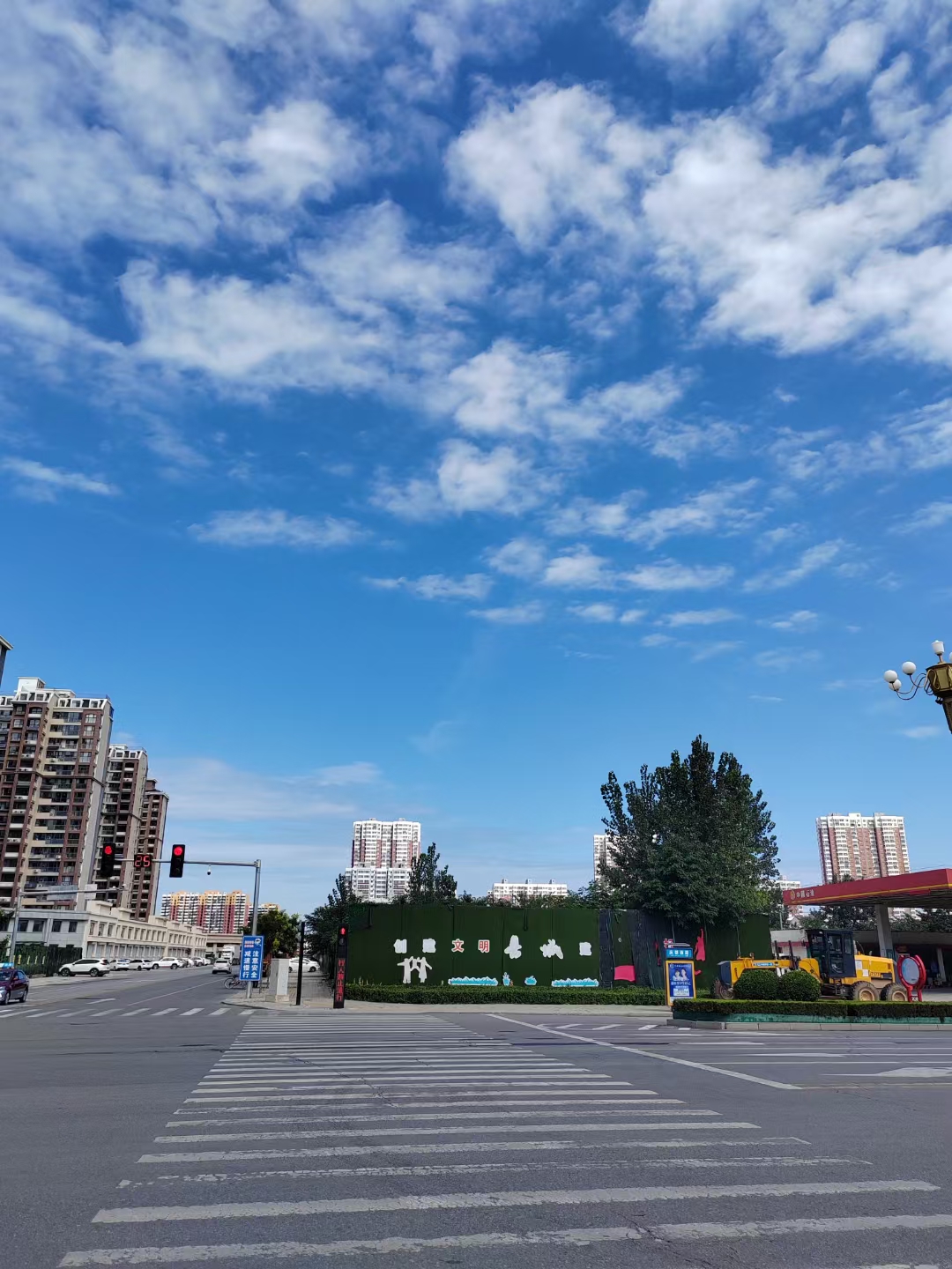 饭还没做好,吃点蛋糕先喝药,一会儿烧退了再吃饭