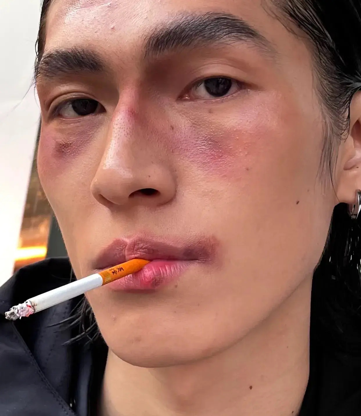 没想到丈夫一没还手二没闹,而是淡定地点了一支烟