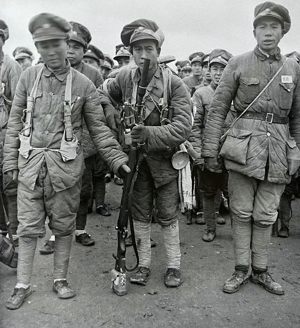 国民党官兵的老照片,解放战争经过三大战役,国民党军队已成强弩之末