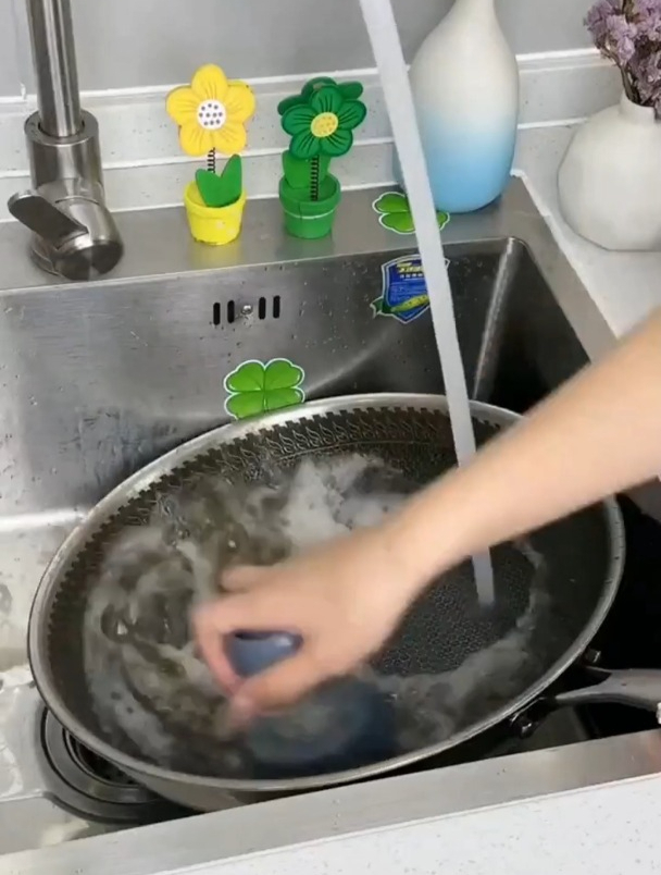 你还在用钢丝球刷锅吗伤锅伤手又掉渣聪明的女人都在用它加液锅刷