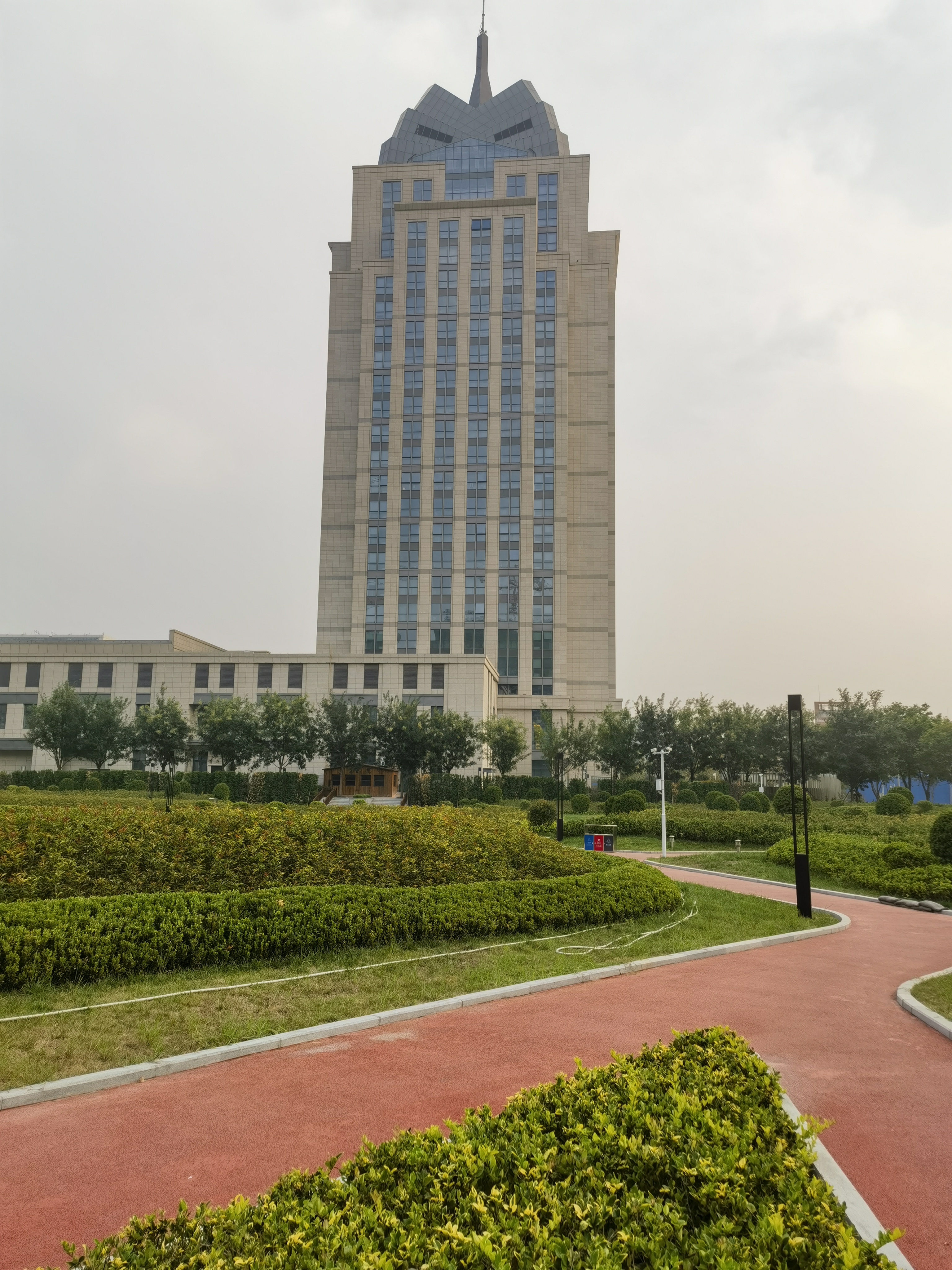 老婆买了双10厘米的高跟鞋,回家半路上走不动了,非得让我公主抱她