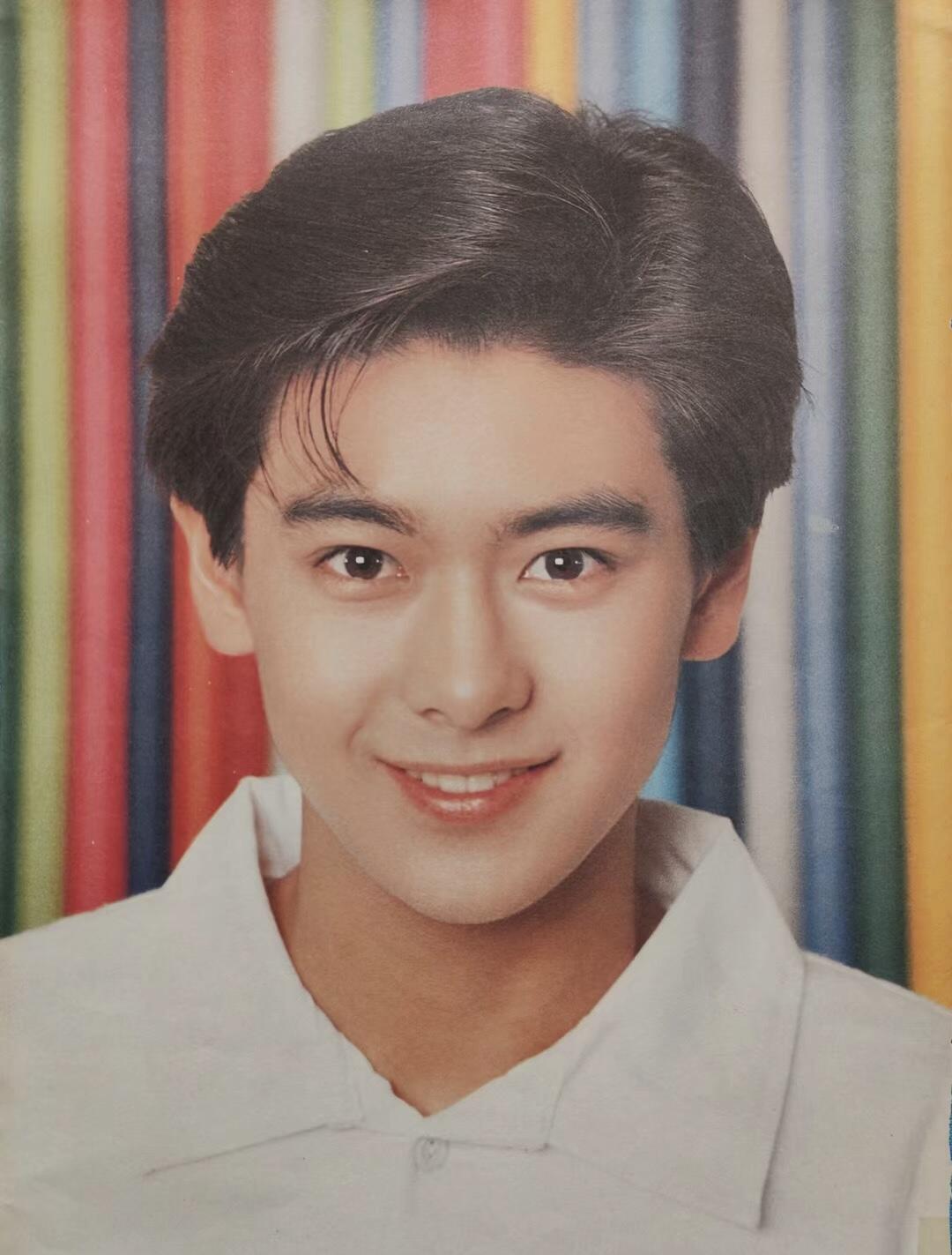 十七岁就火遍了大江南北,出演了很多经典角色,被称