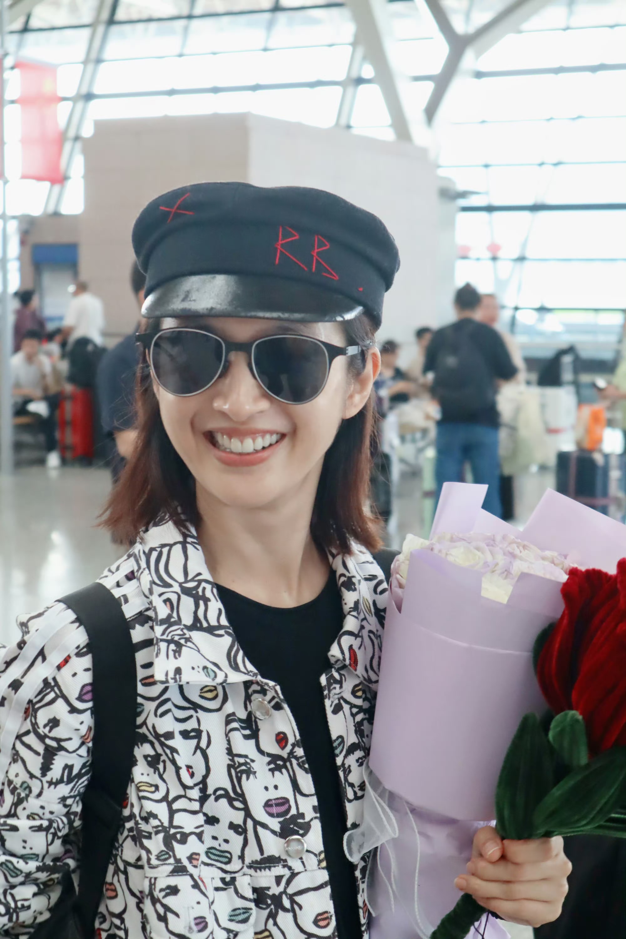 林依晨录制恋综机场上班图,素颜状态超好,传说中的少女肌,笑容也超级