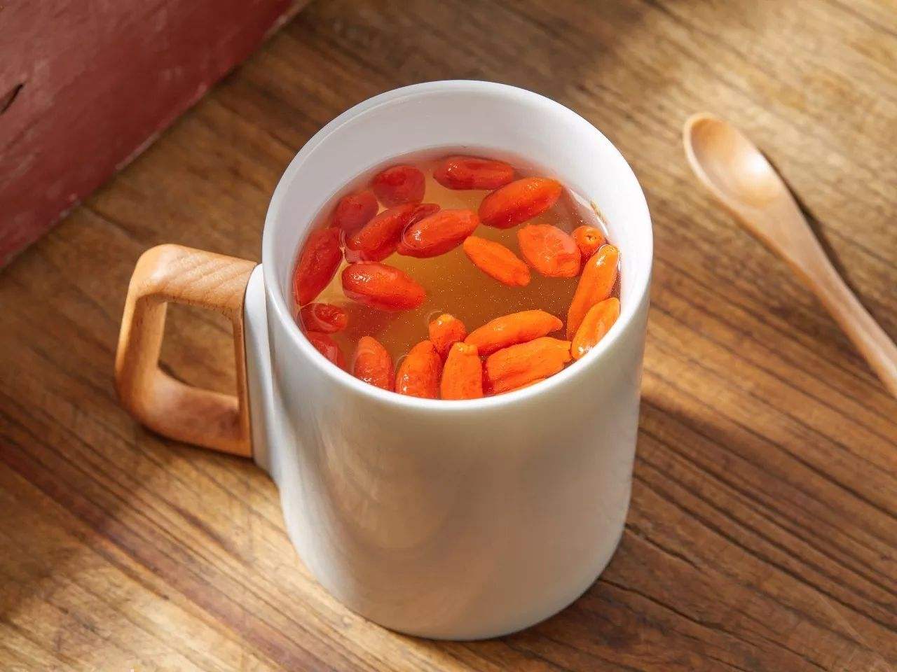 47岁男子坚持每天喝枸杞水降血糖,养肾,半年后健康情况如何?