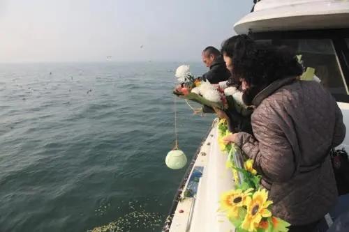 不就是将骨灰撒海里,为何部分海葬贵达上万?免费海葬还要排队?