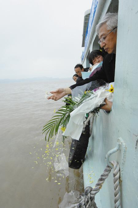 不就是将骨灰撒海里,为何部分海葬贵达上万?免费海葬还要排队?