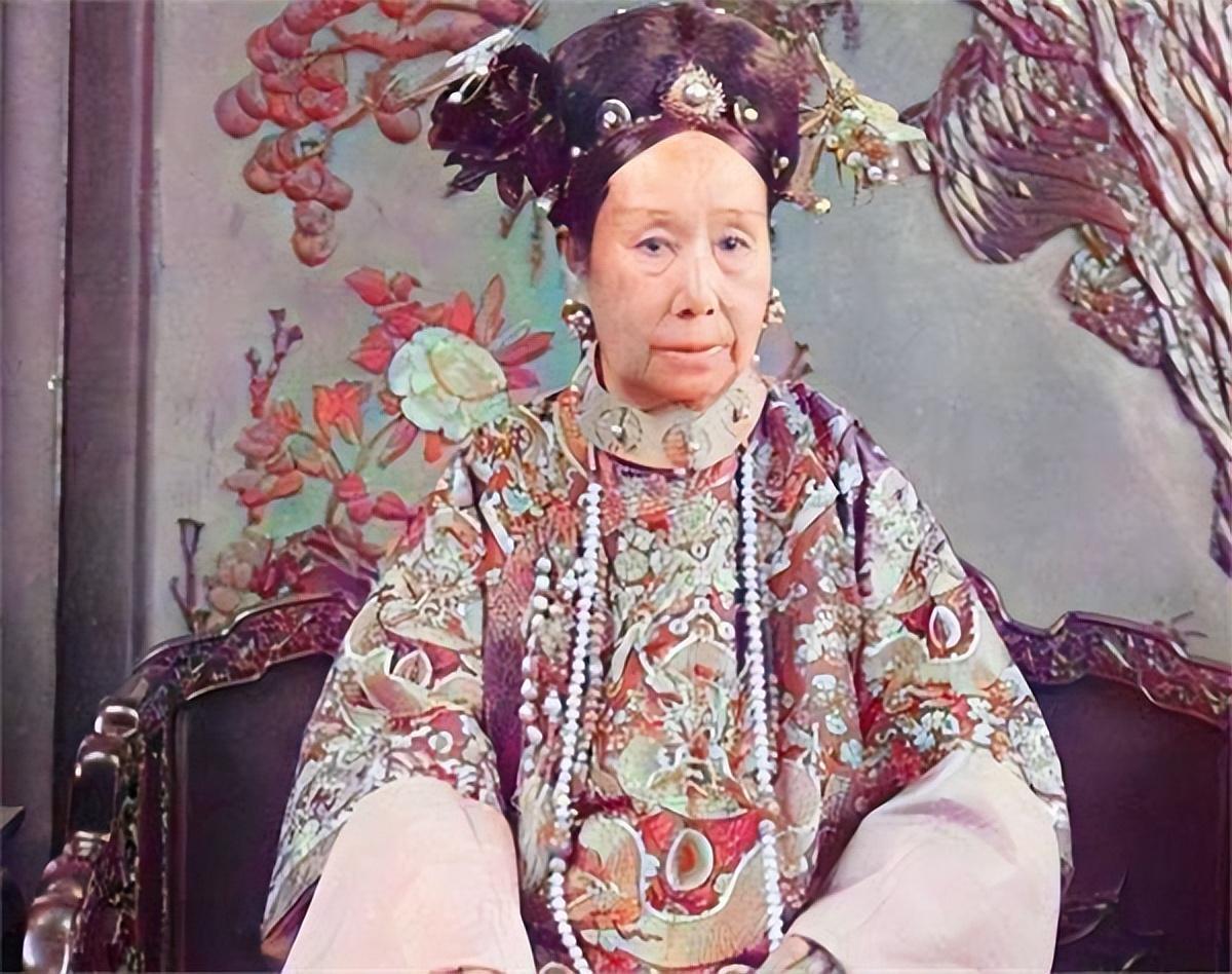 清朝最后一位太后隆裕,正值盛年,为何在宣布退位第二年就去世了