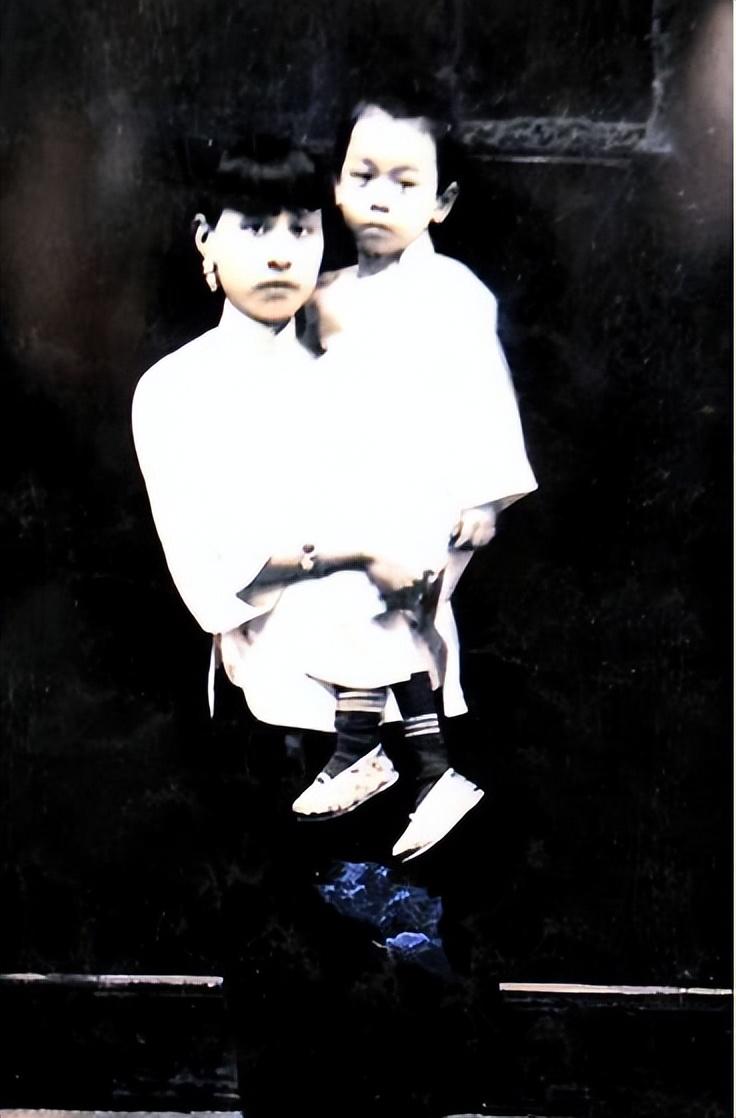 小脚与西服不配