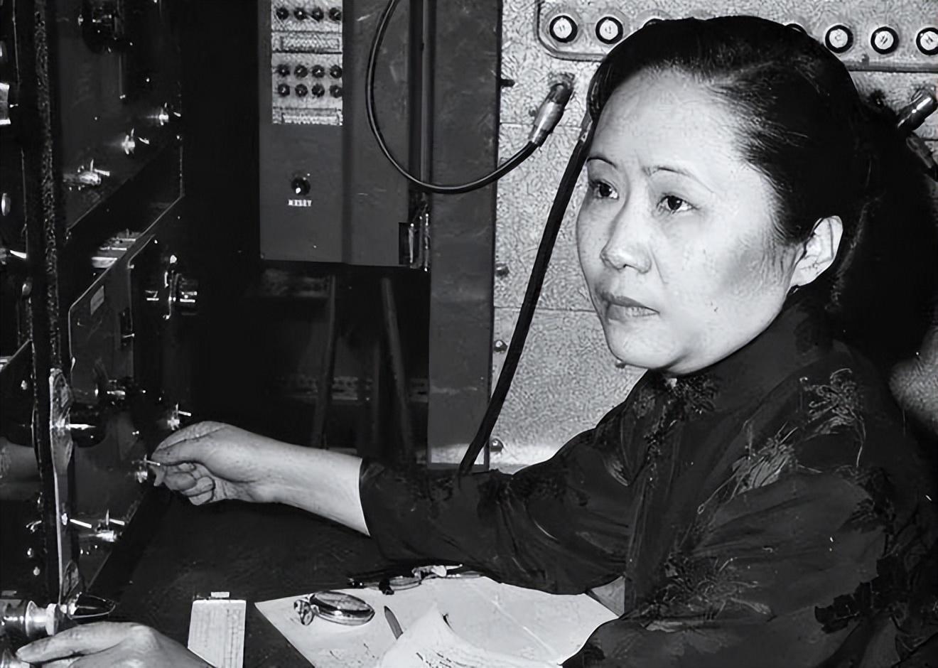 "砰——"伴随着一声巨响,新墨西哥州的阿拉莫戈多
