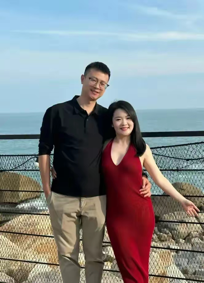 少则几千,来来回回我算算差不多有两三万了谭凯现任妻子易文卉和丈夫