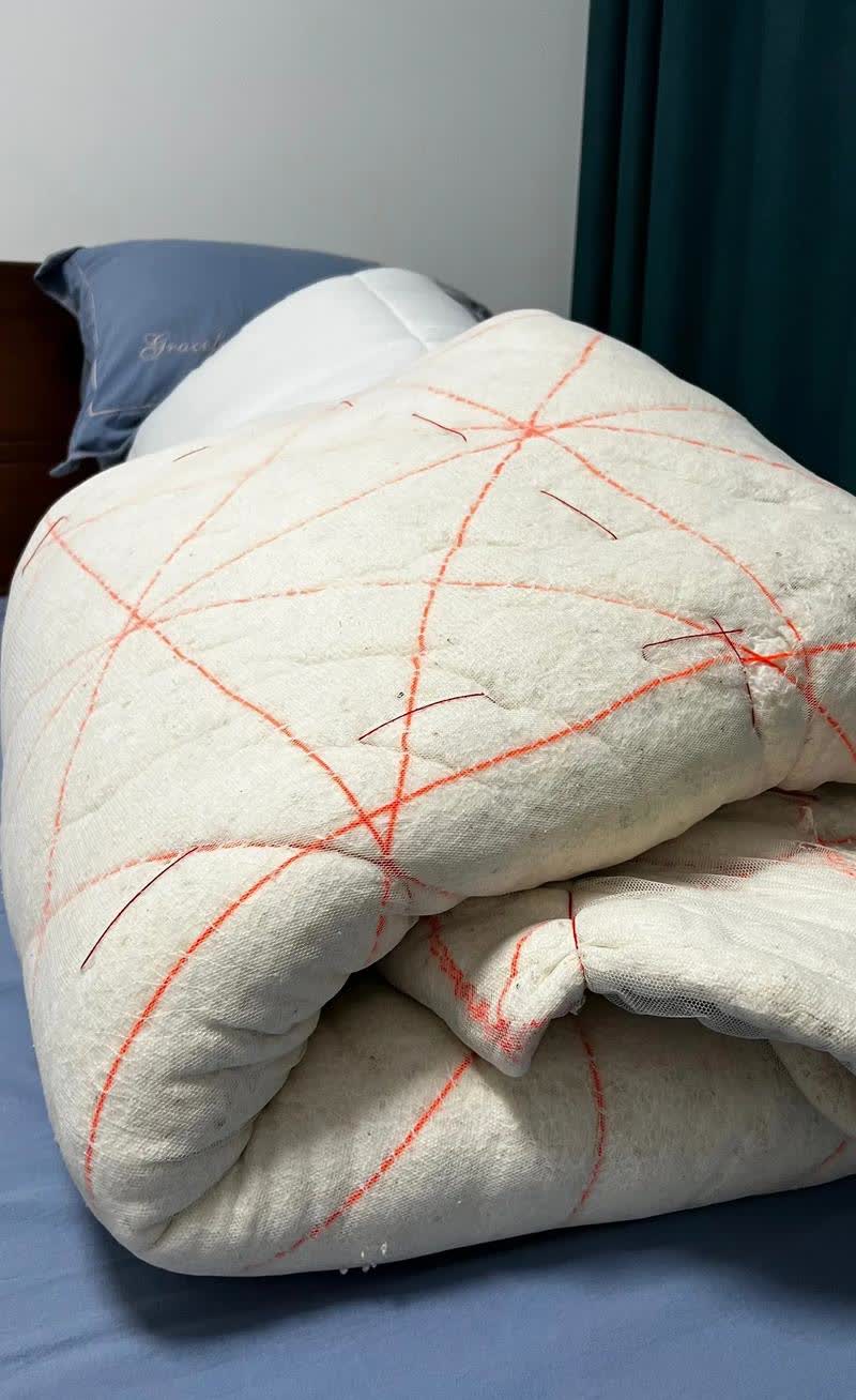 你们是嫁出去的女儿,实在想要点东西留做念想,就每人拿一床棉被吧