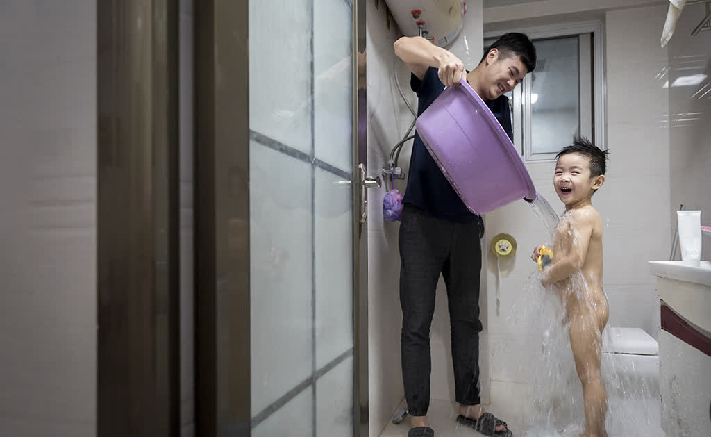 女儿洗完澡喊爸爸视频