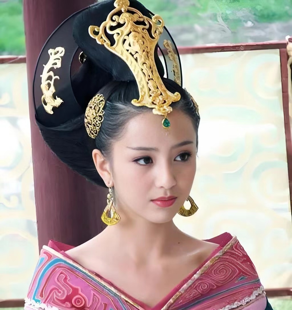 不得不说,佟丽娅年轻时饰演的赵飞燕,绝对是称得上国色天香,几乎是看