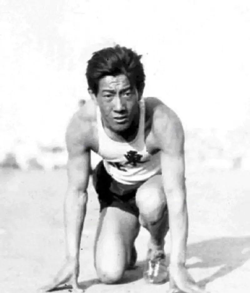 1932年,在张学良8000银元的资助下,刘长春一个人单刀赴会,前往美国