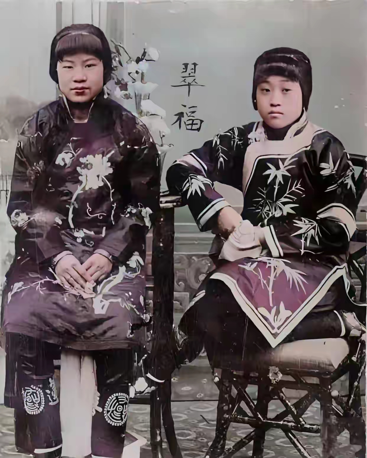 这张照片是1886年拍的瞅她们的脸蛋儿一看就是有福气的样子