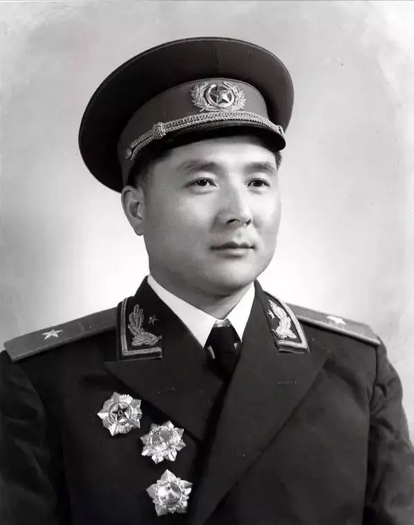 南京军区副司令向守志少将得知这一情况后,把军区管理局的同志叫来