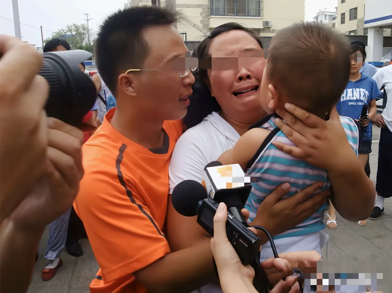 "广东,一退伍军人退役后,带着孩子来到水果店买水果