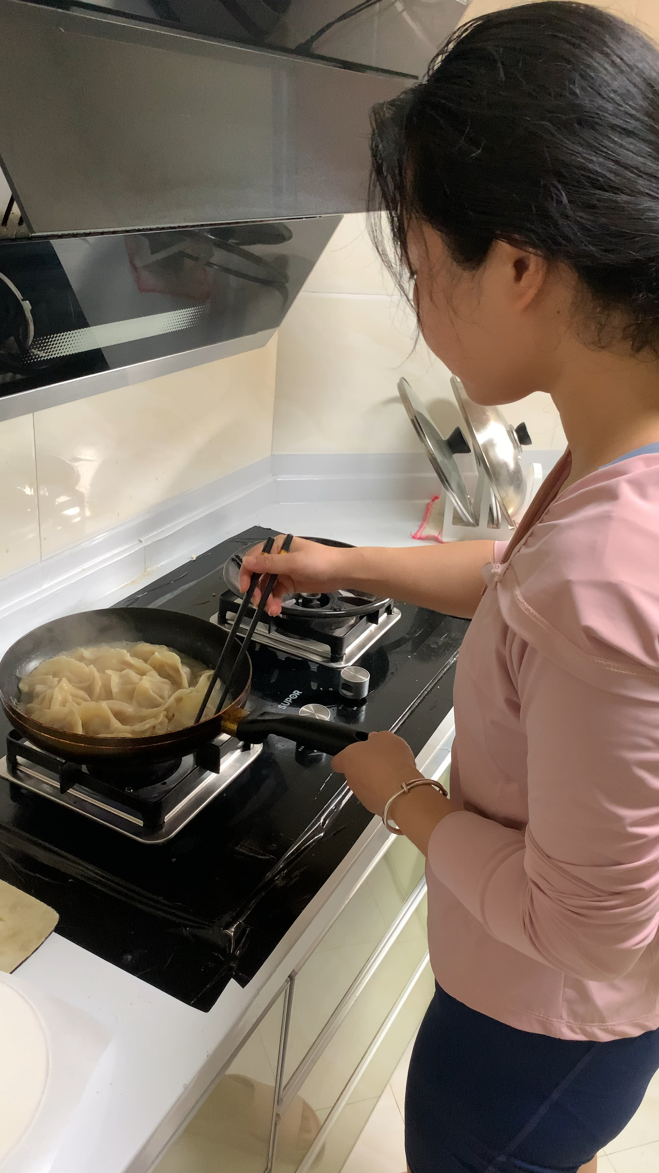 美女是专业大厨,煎饺子小菜一碟