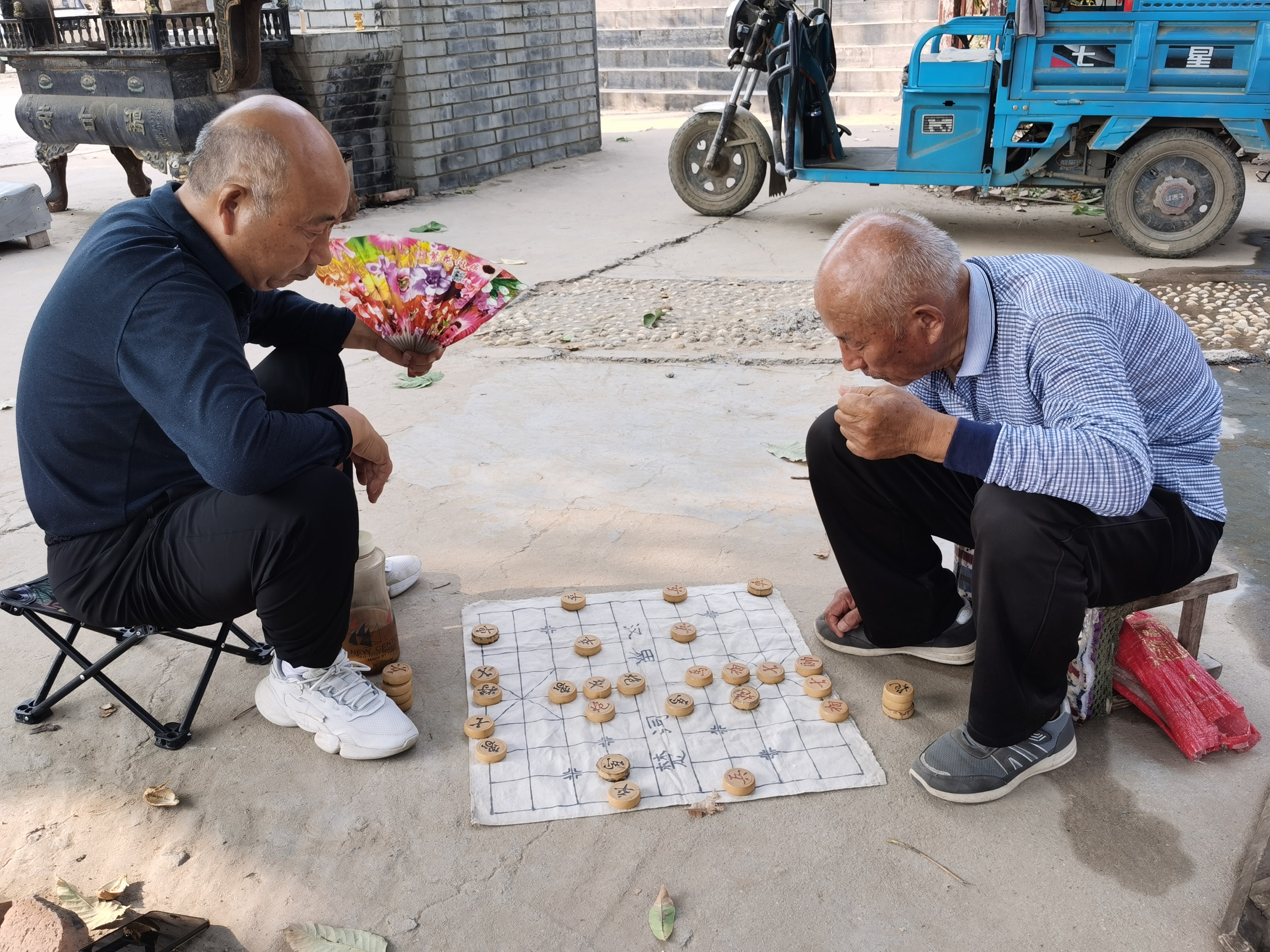 夫妻下象棋图片