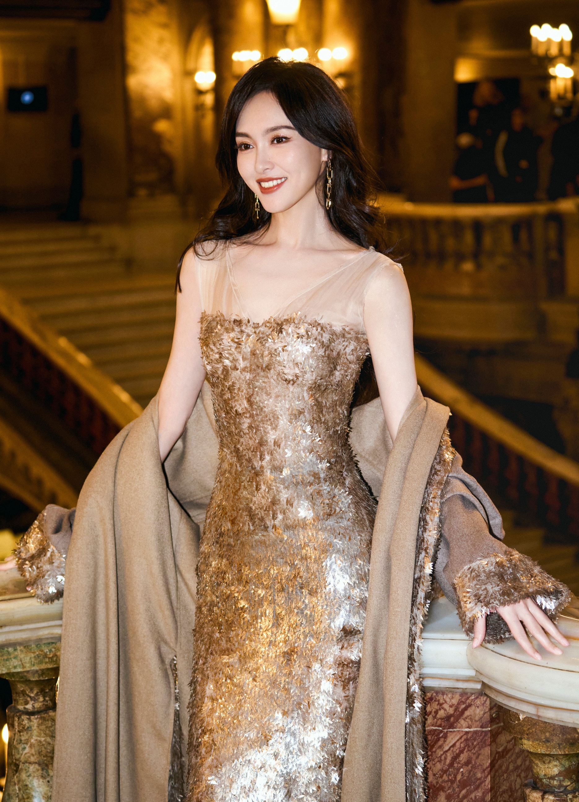 唐嫣巴黎时装周身着金色礼服,展示东方女性的自信魅力.#唐嫣