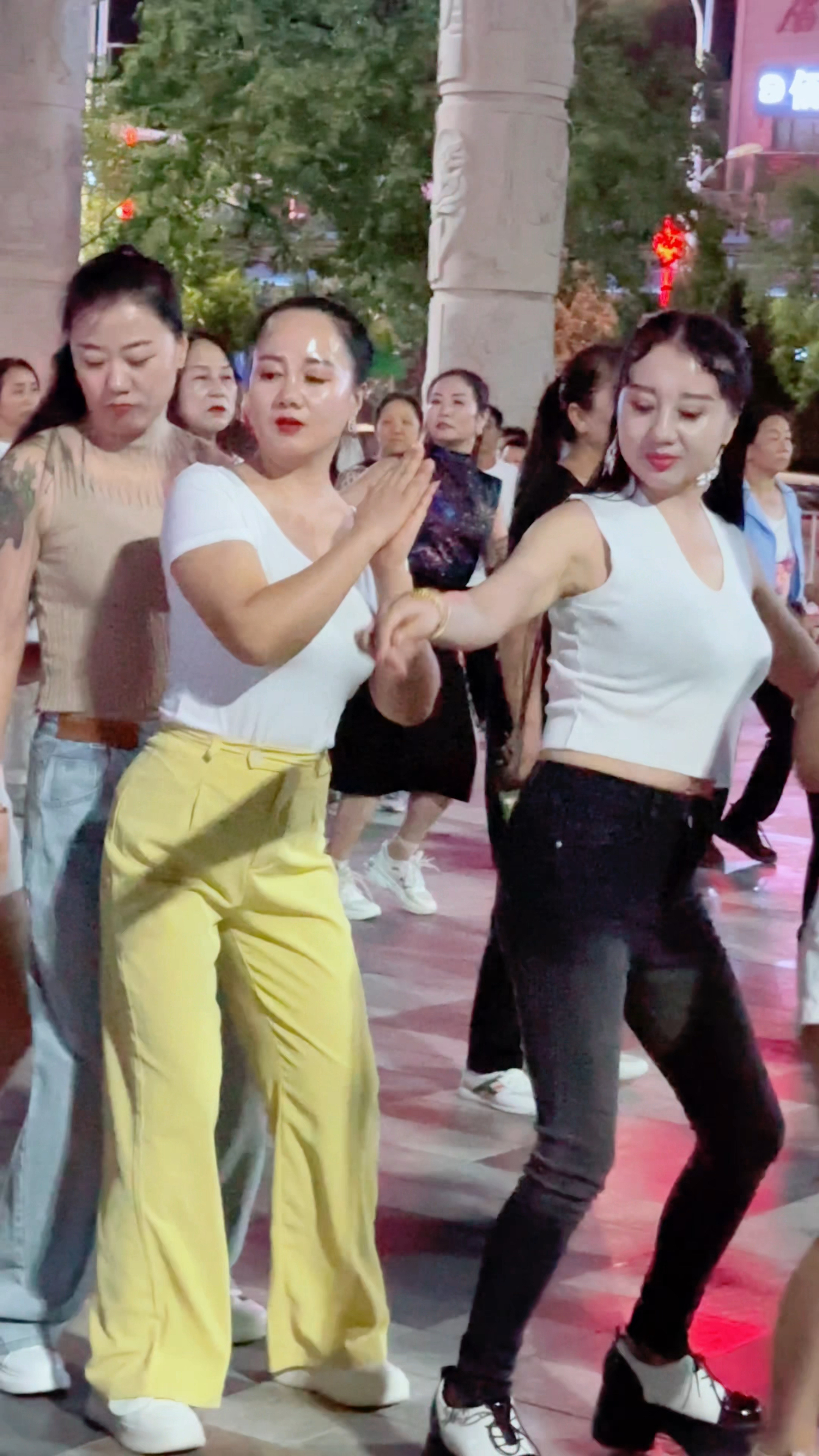 潇洒漂亮的广场舞女人