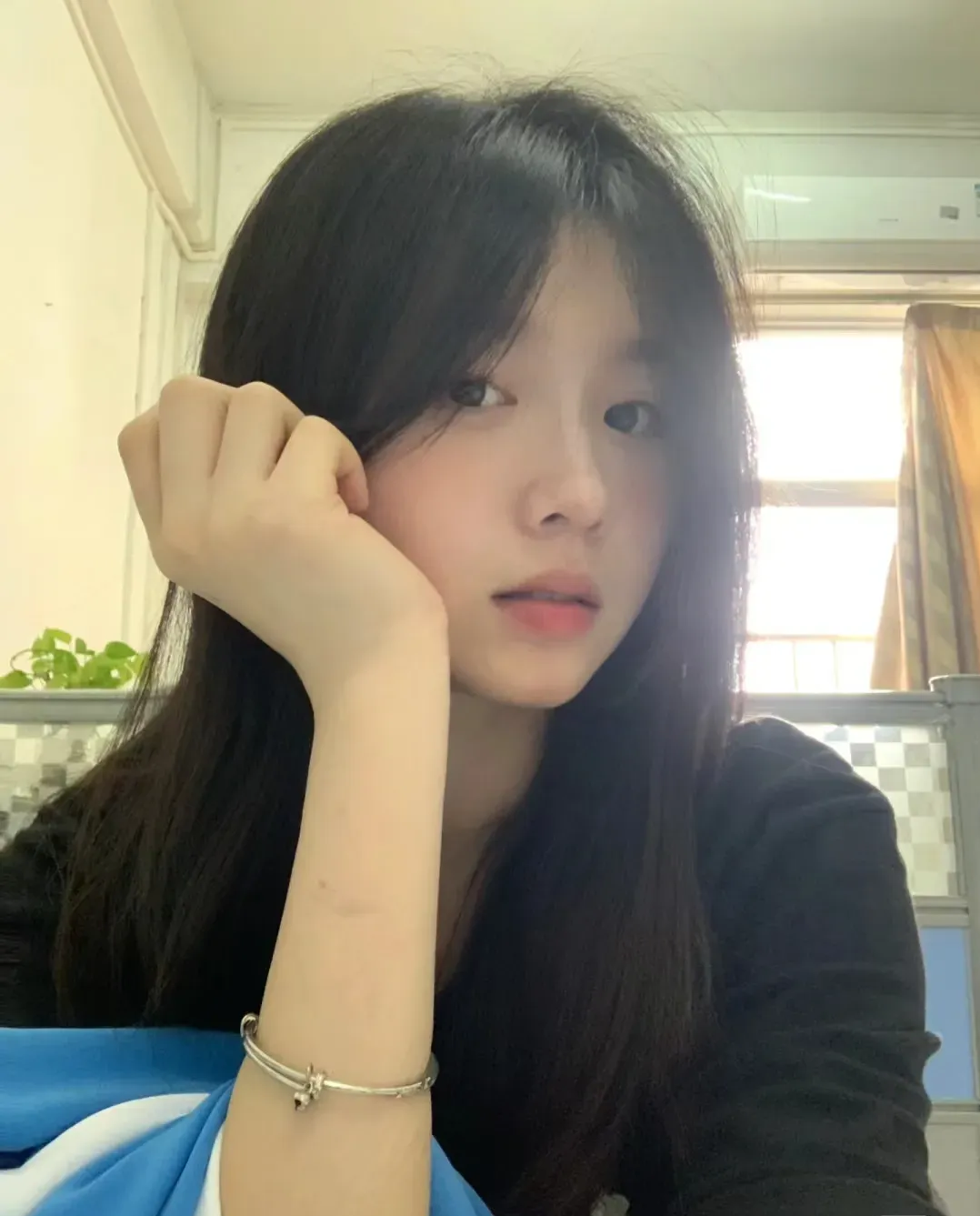 我正收拾着女儿小婷的房间,突然听见她从卧室里传15岁女孩照片15岁