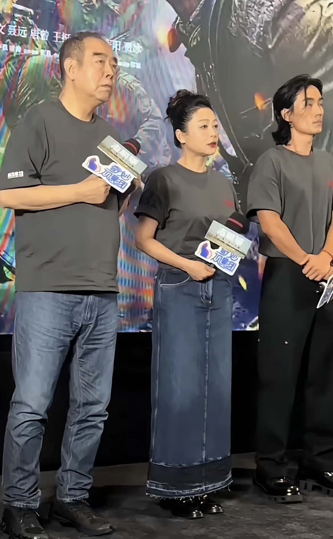 红颜不经老曾经的大陆第一美女如今眼皮严重松弛的像睁不开眼睛了