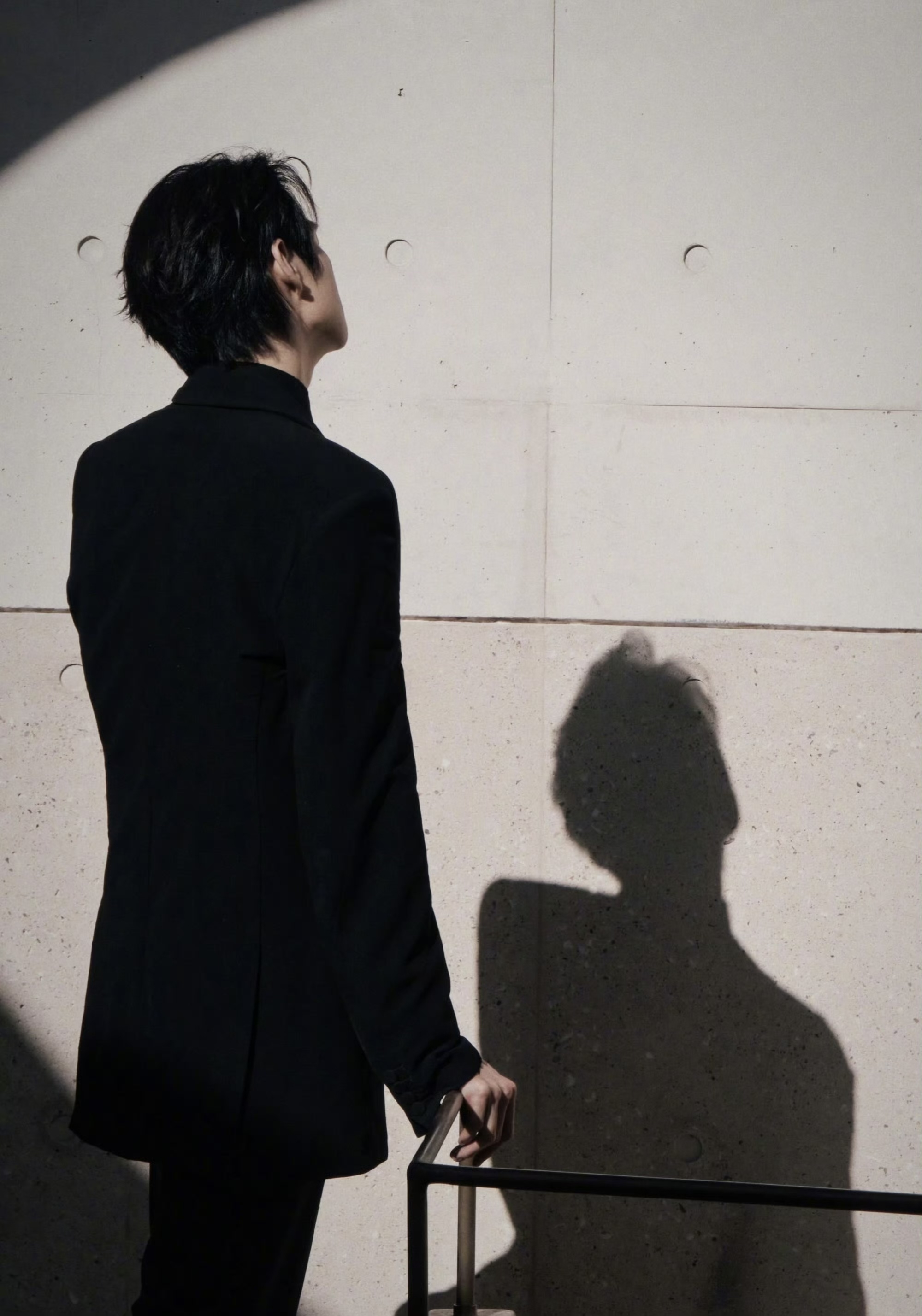 魏大勋穿西装背影好帅,梦回孟宴臣