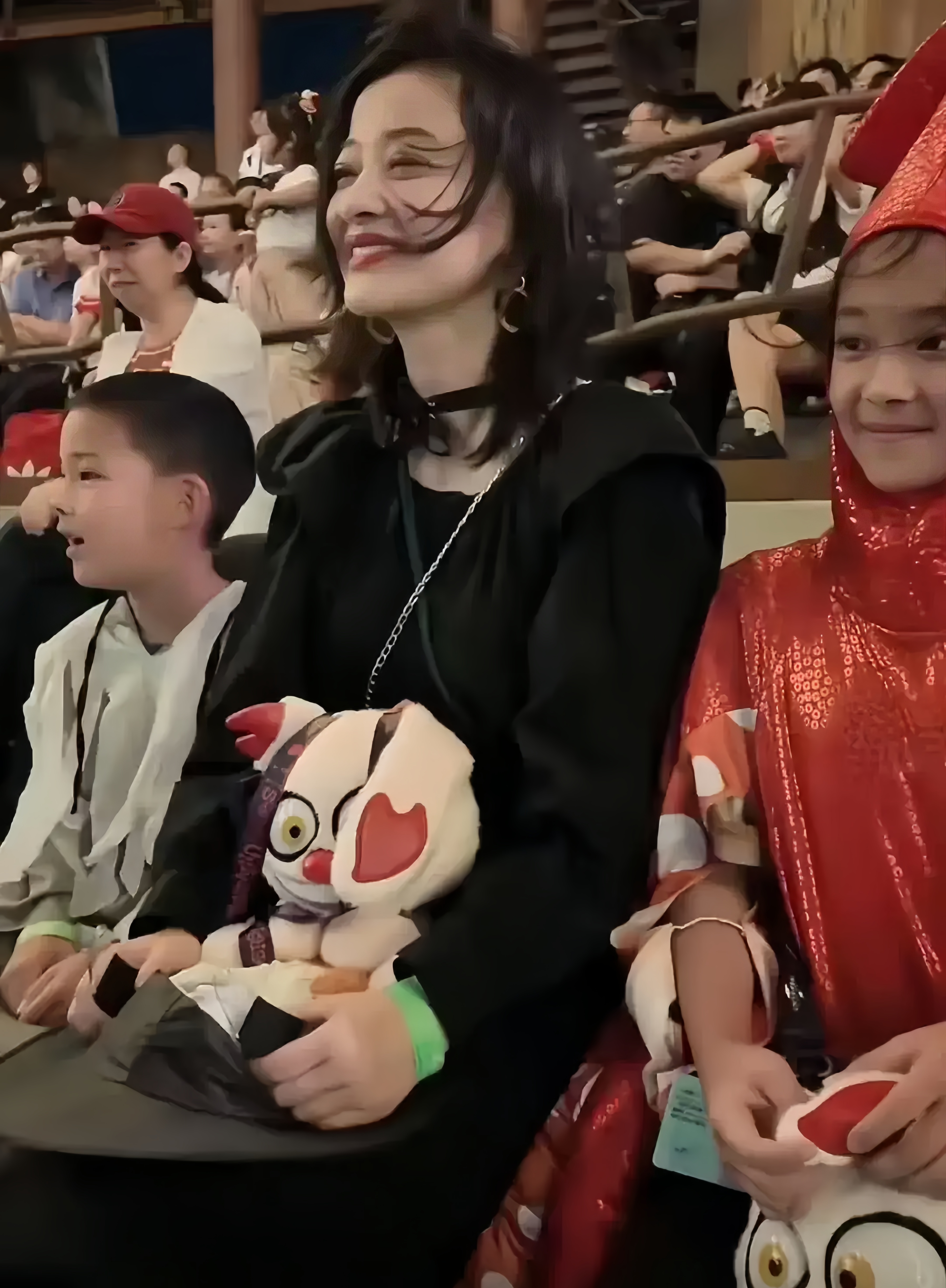 梅婷带孩子游环球影城梅婷打扮得很有个性两个孩子自然也是与众不同